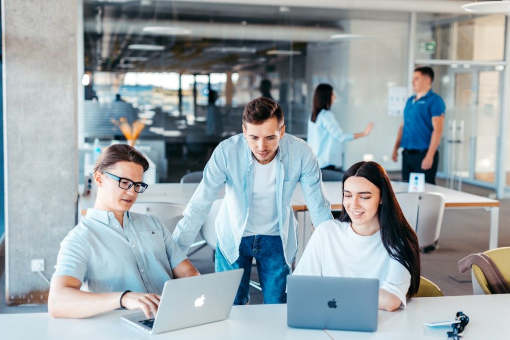 Professionals bespreken digitale processen en automatisering tijdens een overleg