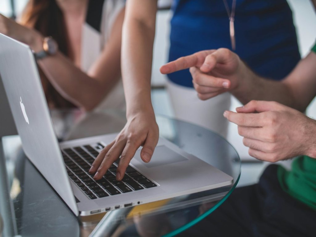 Professionals werken samen aan een laptop